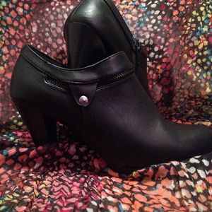 Jaclyn Smith booties